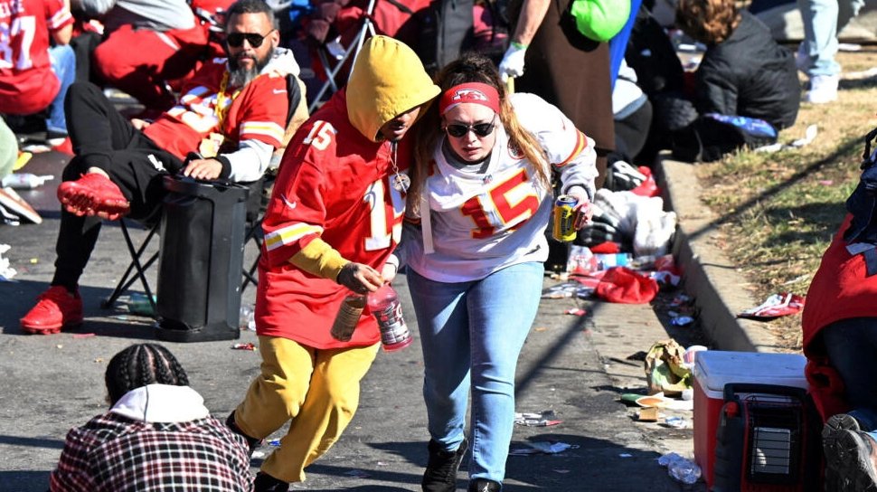 Aficionados huyen de la zona después de que se produjeran disparos tras la celebración de la victoria de los Kansas City Chiefs