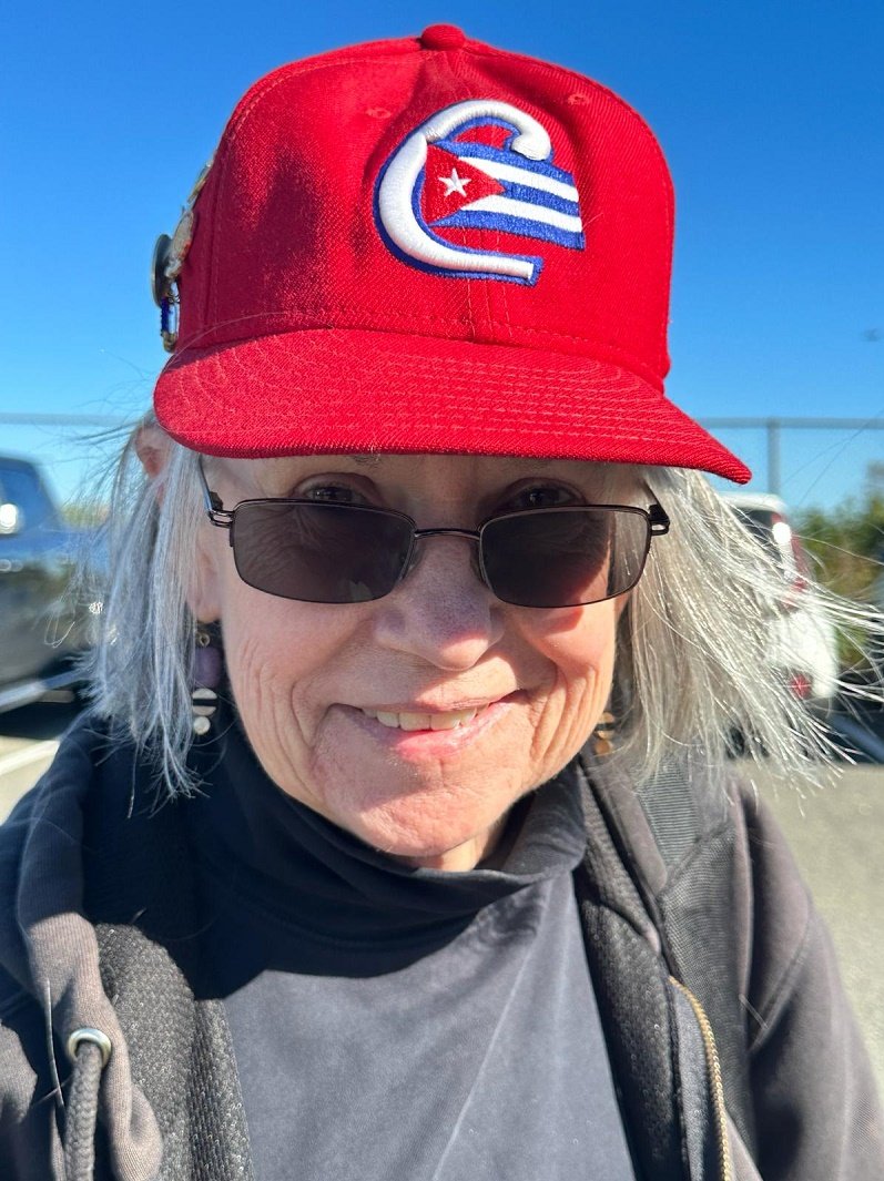 Cheryl lleva con orgullo su gorra con la bandera cubana