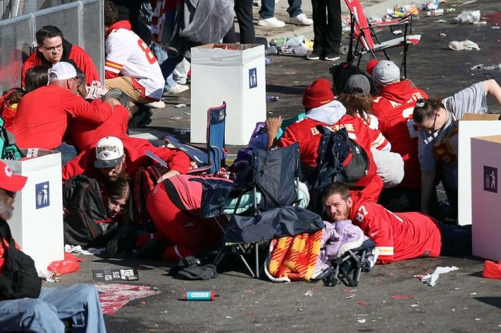 Desfile de campeones del SuperBowl termina en tiroteo. Un muerto y 21 heridos dejó la balacera