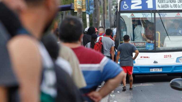 Fracaso de 'ley ómnibus' provoca caos político en Argentina