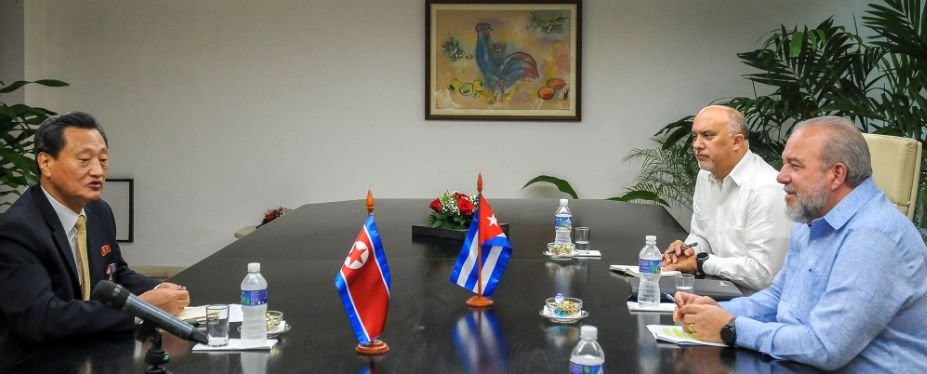 Manuel Marrero Cruz en fraternal encuentro con Ma Chol Su, embajador de la República Popular Democrática de Corea