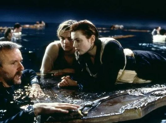 El director James Cameron con los actores  Leonardo Di Caprio y  Kate Winslet durante el rodaje de la escena donde Jack muere