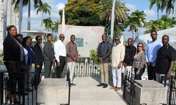 Dickon Mitchell, rindió homenaje  al líder histórico de la Revolución cubana, Fidel Castro, en el cementerio Santa Ifigenia.