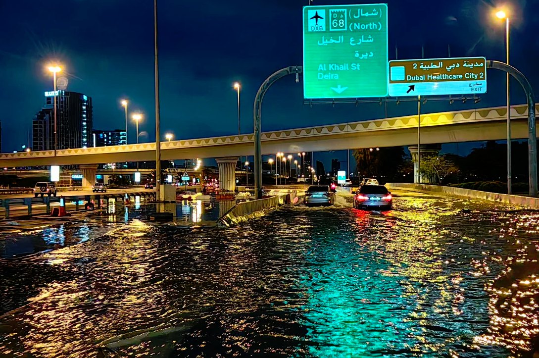 Se emitió un aviso de quedarse en casa debido a las fuertes lluvias que inundaron los 7 Emiratos