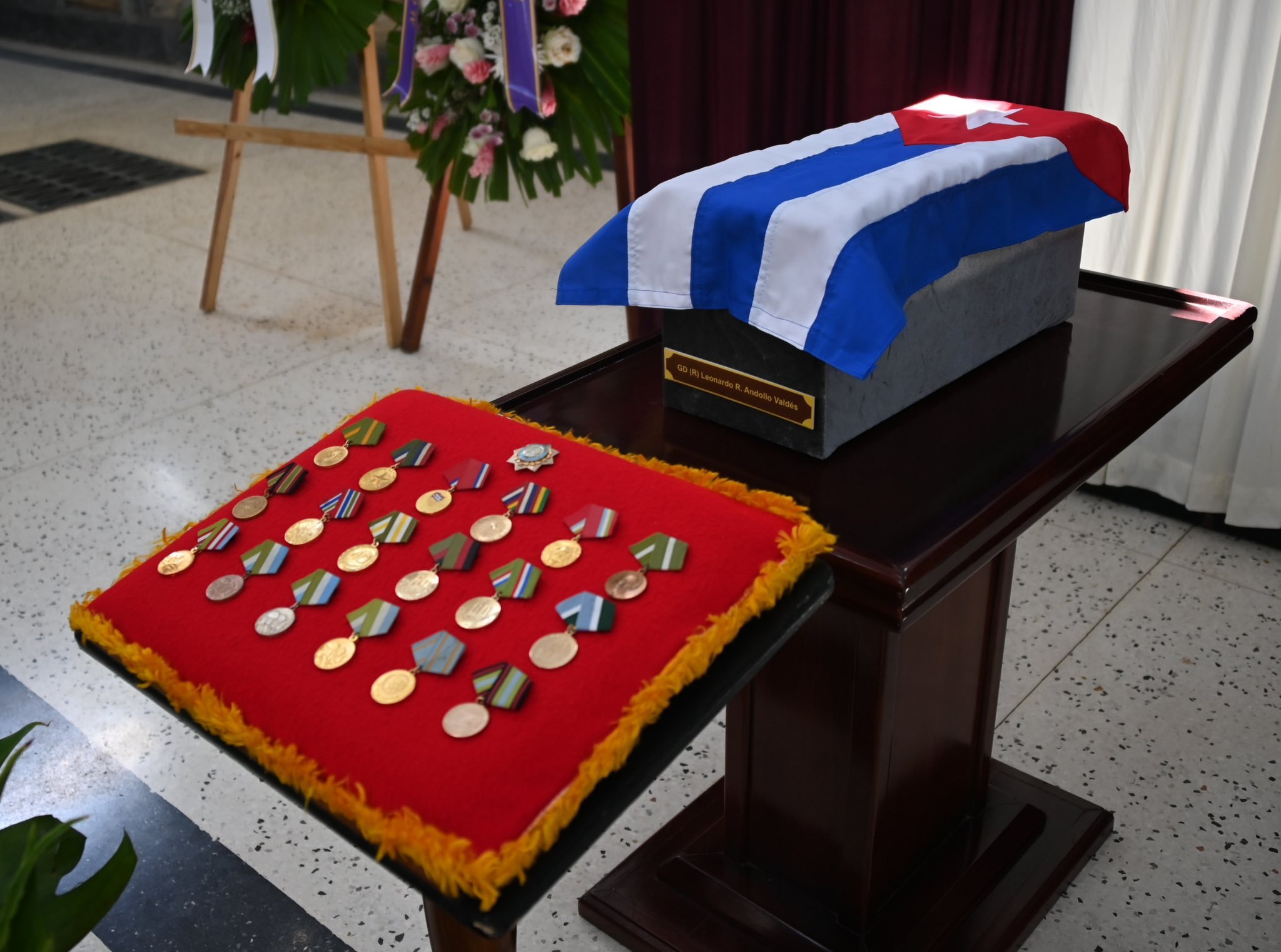 Raúl y Díaz-Canel asistieron a honras fúnebres del general Leonardo Andollo