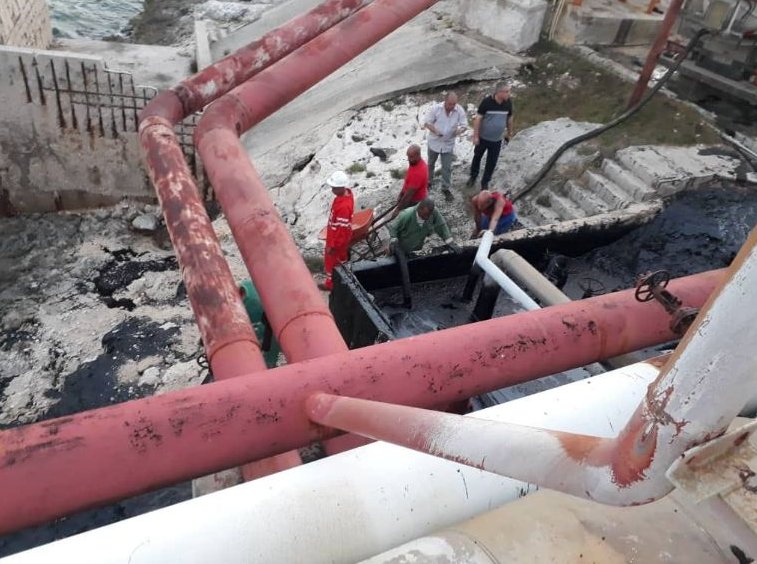 Salidero en la línea de Fuel Oil Alto Vanadio ocasionó un vertimiento