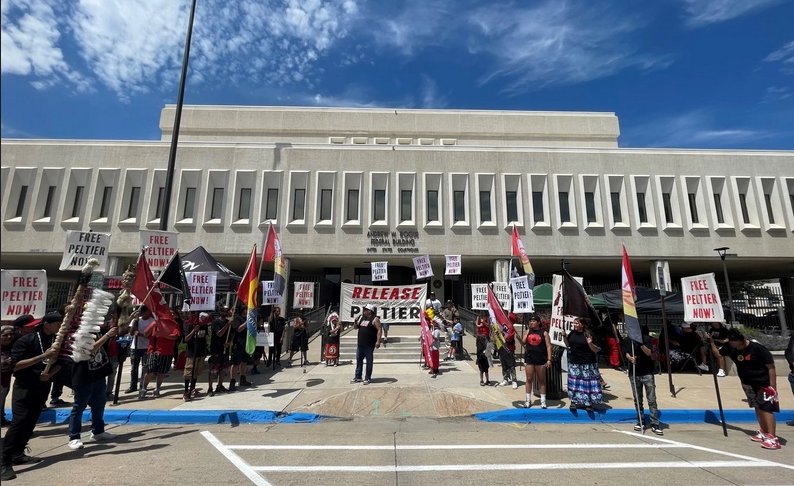 Ante el edificio de Rapid City donde sesionaba la audiencia se exigió la libertad de Peltier