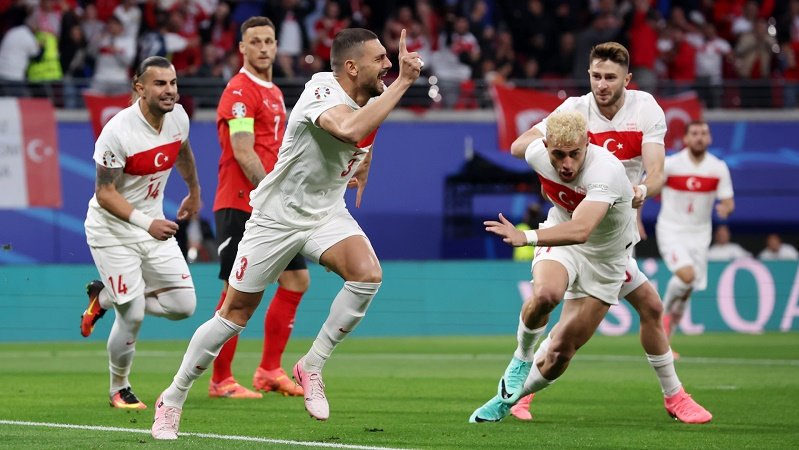 Demiral marcó dos goles en la victoria turca.