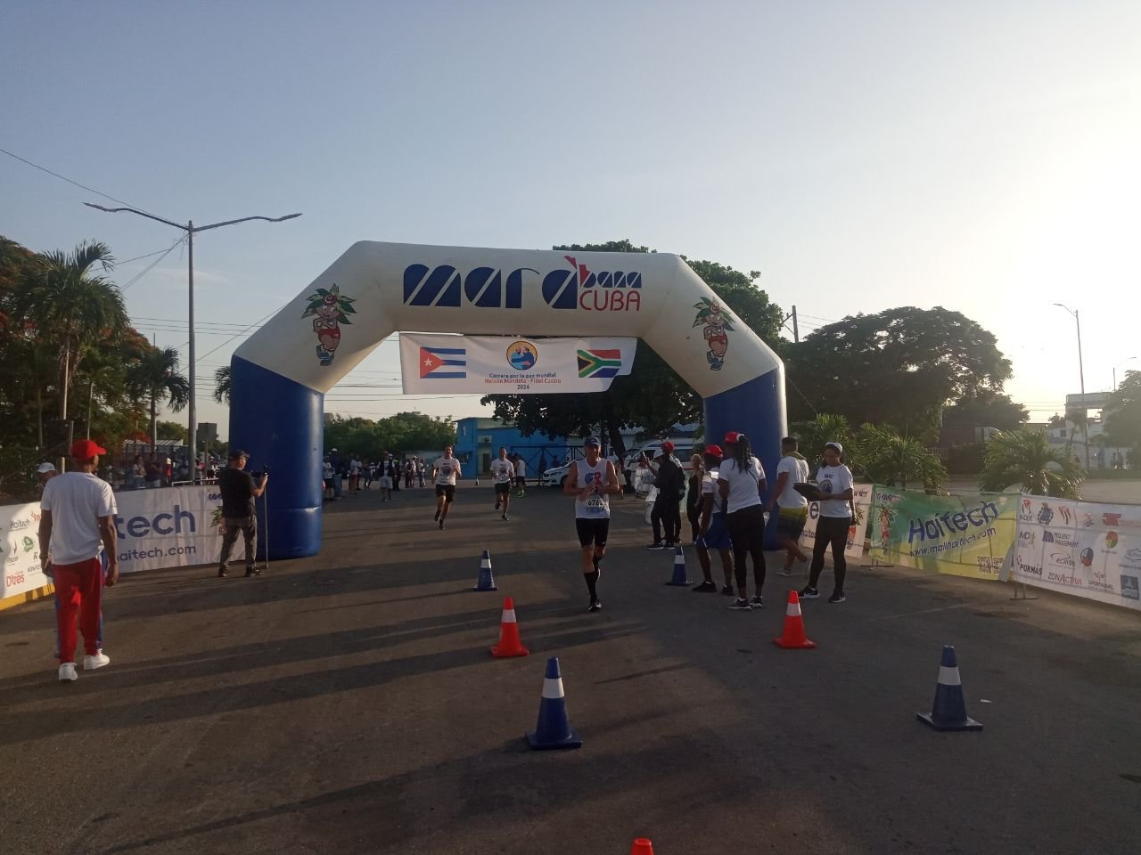 Estusiasmo compartido en carrera por Mandela y Fidel