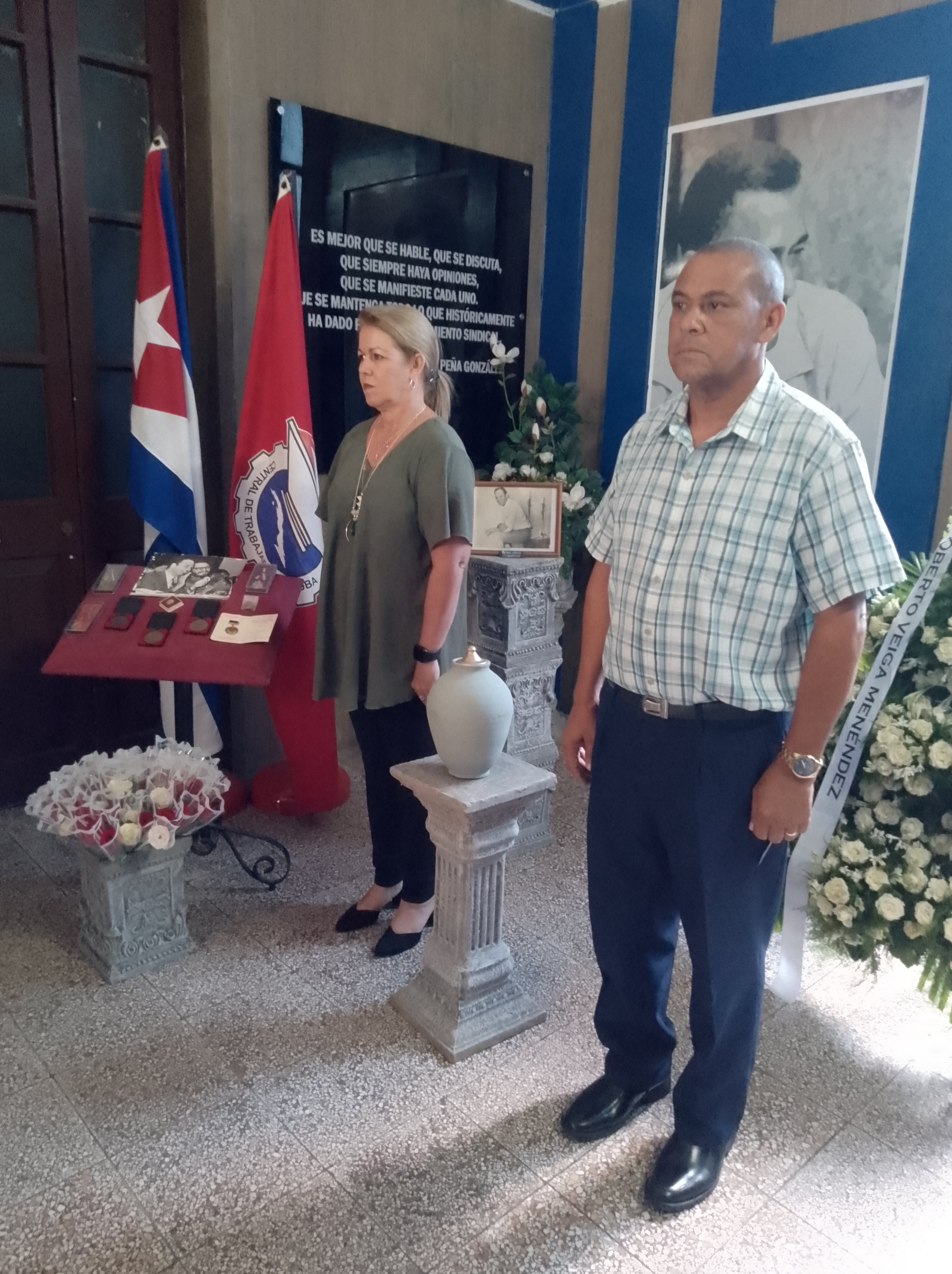 Isdalys Rodríguez, segunda secretaria de la CTC, y Osmar Ramírez, secretario en Matanzas, se unieron a la guardia de honor
