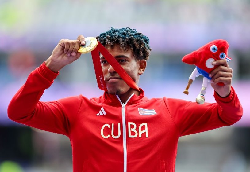 Premiado con su medalla de oro Robiel Yankiel Sol en el salto de longitud