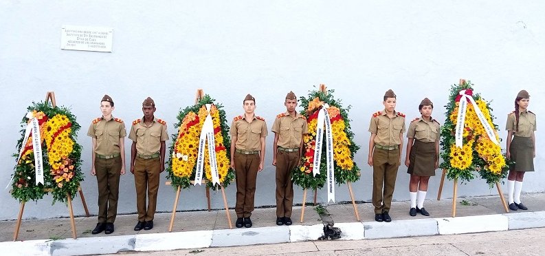 De manos jóvenes, ofrendas florales de la máxima dirección del país honraron a los caídos el 30 de noviembre de 1956