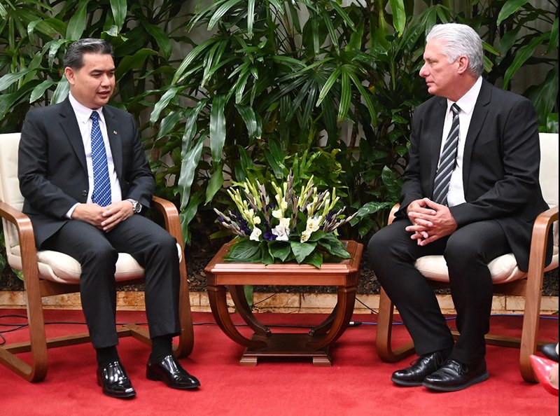 Recibe Díaz-CanDurante la reunión, se destacó la cooperación bilateral en el ámbito jurídico y la lucha conjunta contra delitos globales, así como el compromiso de continuar fortaleciendo las relaciones entre los partidos, gobiernos y pueblos de Cuba y Laos.el a Fiscal General de la República Democrática Popular Lao