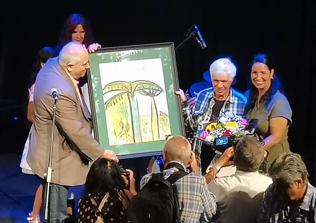 Manuel Hernández Valdés recibe el Premio Nacional de Artes Plásticas