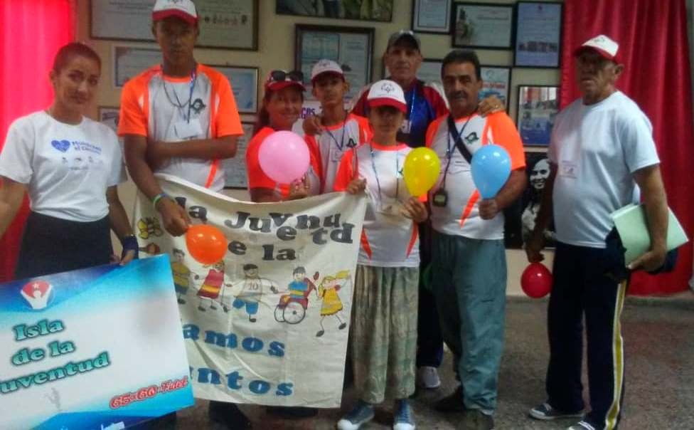 Pineros traen medallas especiales a casa