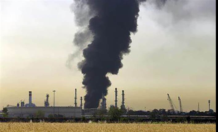 Columna de humo se eleva tras la explosión en el puerto Shahid Rajai.