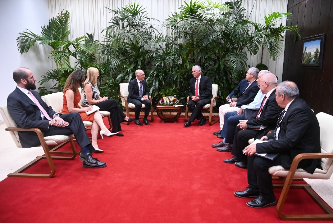El Primer Secretario del Comité Central del Partido y Presidente de la República, Miguel Díaz-Canel Bermúdez, y Robert Floyd, director ejecutivo de la Organización del Tratado de Prohibición Completa de los Ensayos Nucleares (CTBTO)