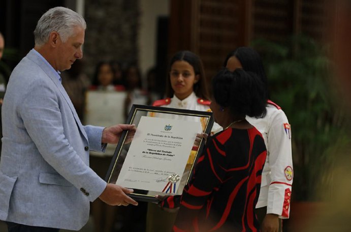 Hombres y mujeres que han contribuido a los logros y conquistas de la Revolución recibieron este martes un homenaje digno