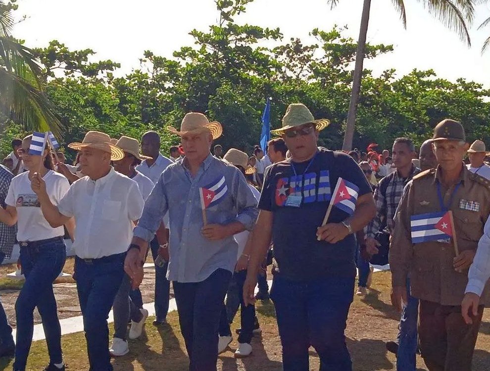 Presidente Miguel Díaz-Canel y el miembro del Buró Político y Secretario de Organización Roberto Morales Ojeda encabezan la tradicional marcha desde Baracoa