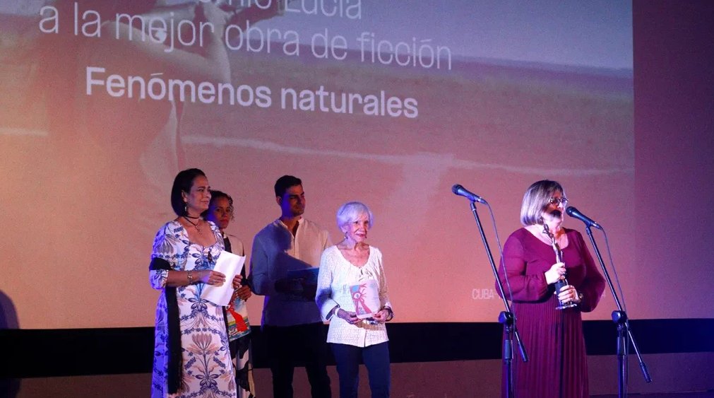 La presidenta del jurado de Ficción, Jacqueline Arenal, acompañada por la actriz Verónica Lynn, anunciaron la entrega del Premio Lucía de Ficción al largometraje Fenómenos Naturales.