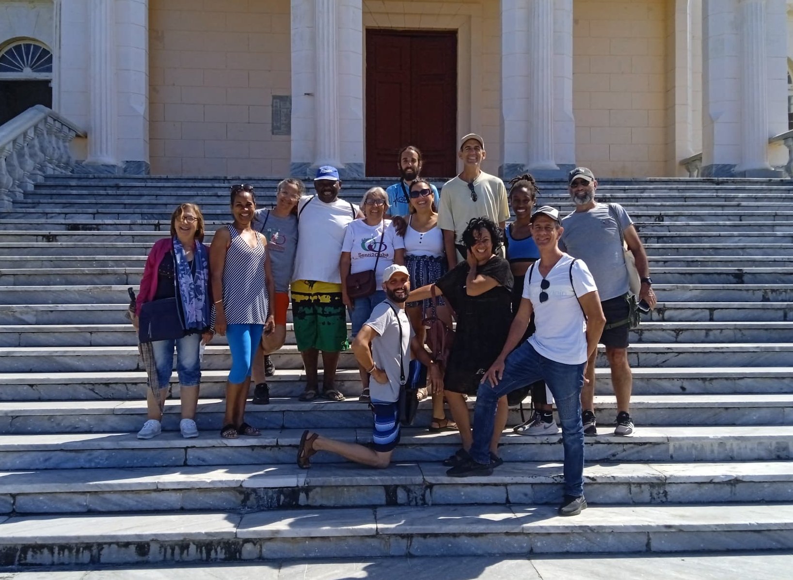 De tan inquietos que andábamos, fue difícil reunir a la tropa para una foto grupal, pero la histórica escalinata del Presidio Modelo invitaba por su simbolismo de victoria y planes futuros