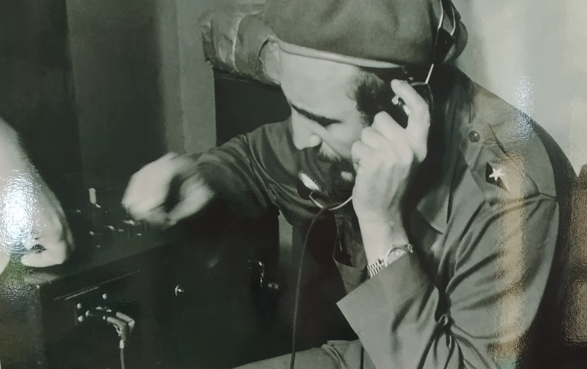 Fidel, desde las oficinas de la administración del central Australia, imparte instrucciones a los combatientes revolucionarios durante la invasión de las tropas mercenarias dirigidas por el Gobierno estadounidense, el 17 de abril de 1961
