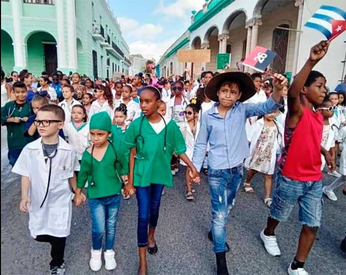 Marcha pioneril en Camagüey por el Día de los Trabajadores