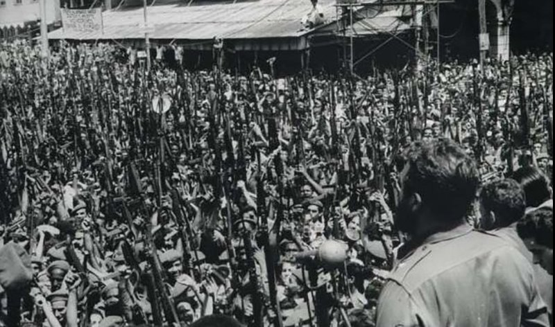 Los fusiles en alto y los gritos del pueblo y los milicianos reafirmaron la efervescencia de los cubanos que salieron a defender el socialismo.