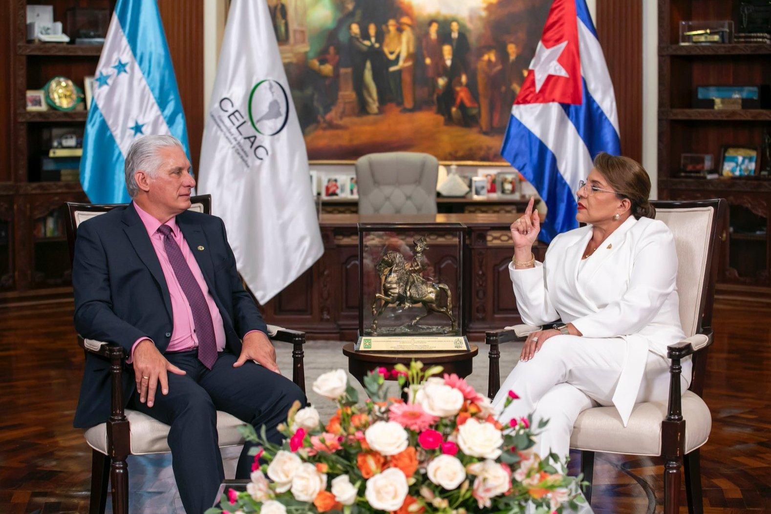 El Presidente cubano, Miguel Díaz-Canel Bermúdez, y su homóloga de Honduras, Xiomara Castro