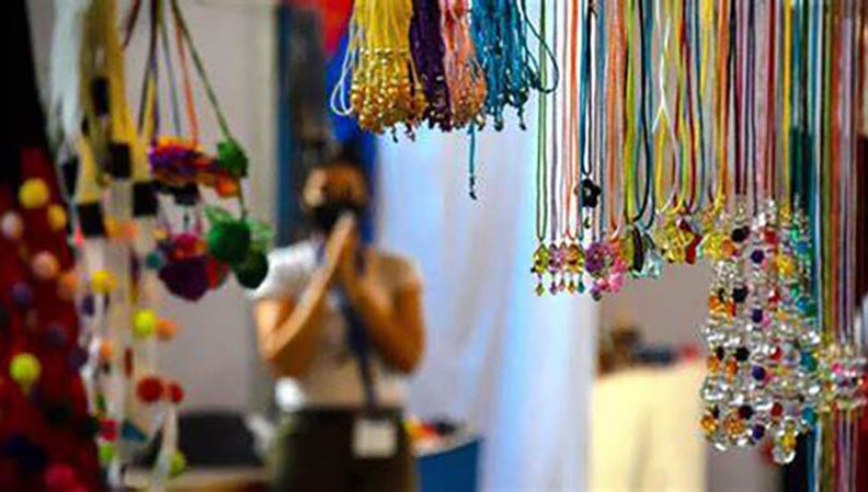 Artesanos exhiben sus creaciones en la feria Arte para Mamá