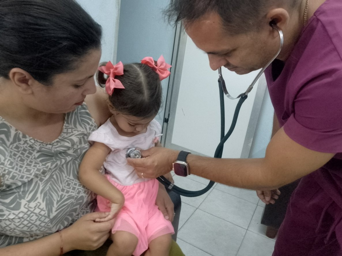 El joven doctor y su equipo apuestan por elevar la calidad de vida de los niños.