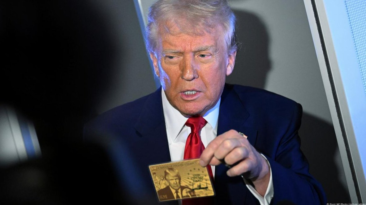 Trump presentó un prototipo de «visa de oro» (o golden card), con su imagen estampada