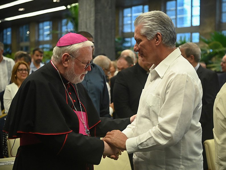 El Primer Secretario del Comité Central del Partido Comunista y Presidente de la República, Miguel Díaz-Canel Bermúdez, sostuvo un encuentro con Monseñor Paul Richard Gallagher, secretario para las Relaciones con los Estados y las Organizaciones Internacionales de la Santa Sede, quien realiza una visita oficial a Cuba.