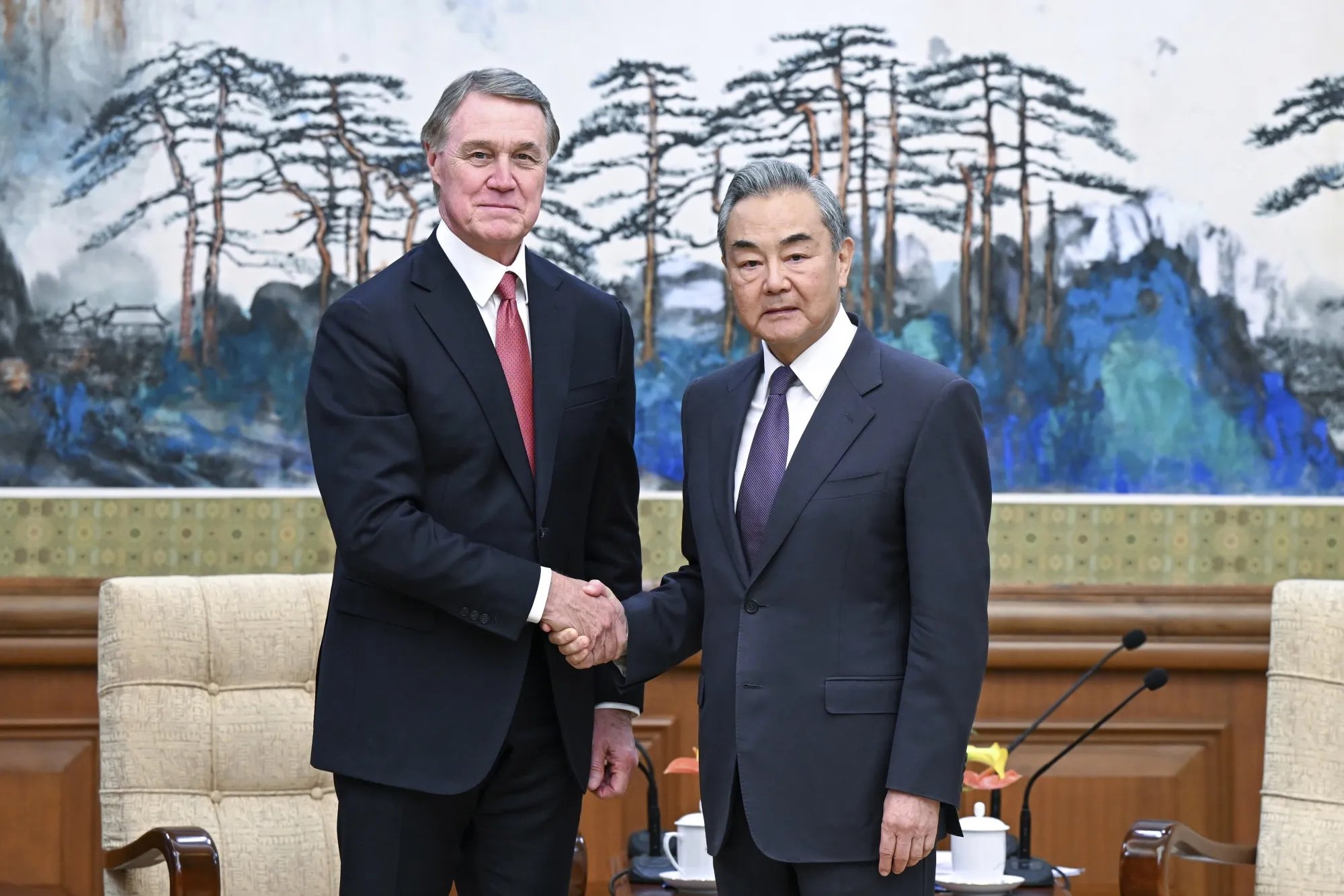 El canciller chino, Wang Yi, y el embajador de Estados Unidos en China, David Perdue