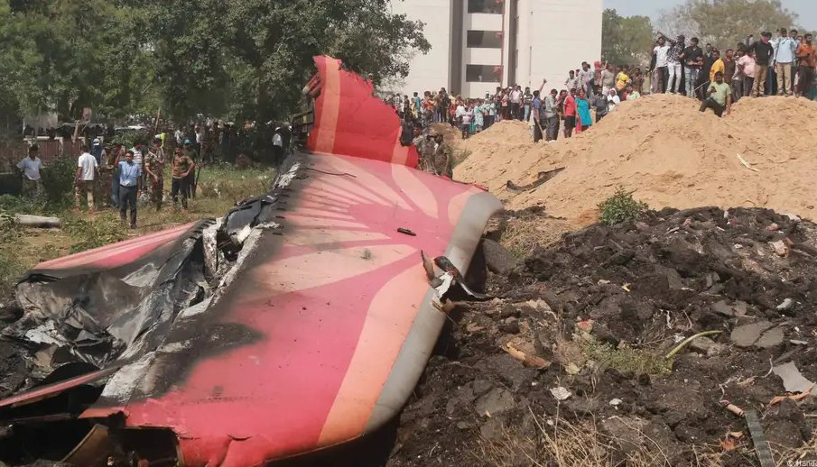 Restos del avión siniestrado en Ahmedabad, estado de Gujarat, en el oeste de India