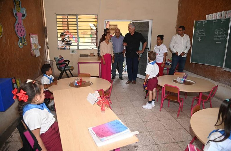 En la hermosa escuela primaria rural Salvador Olivares Duarte, donde estudian niños de la comunidad Mogote, Díaz-Canel recorrió varias áreas, cuya arquitectura es fruto de la colaboración internacional y fondos municipales y se conserva muy bien desde su inauguración en 2019.