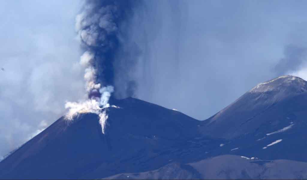 Alerta en Italia: Volcán Etna de Sicilia entra en erupción