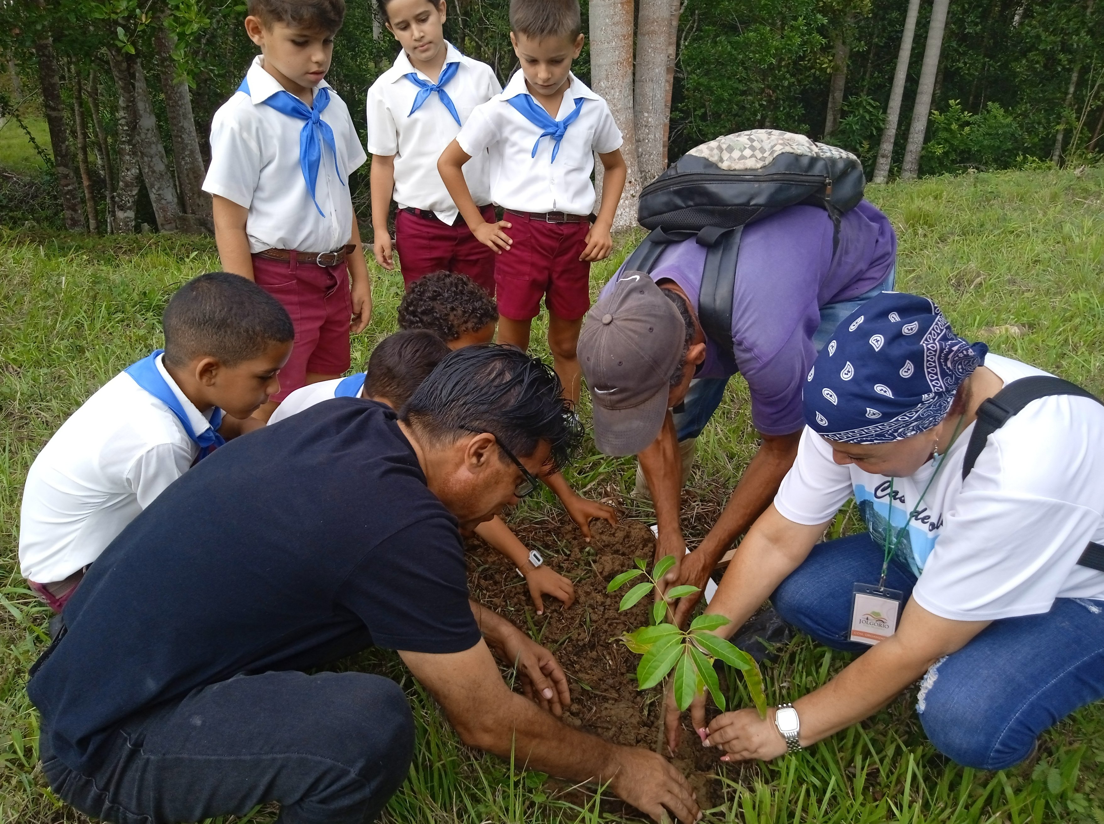 Siembra de cinco árboles a la entrada de la comunidad Las Terrazas en homenaje a Polo