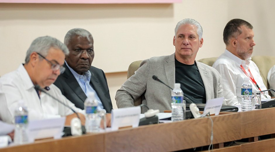 Presidente cubano asiste a clausura de congreso de economistas y contadores de Cuba