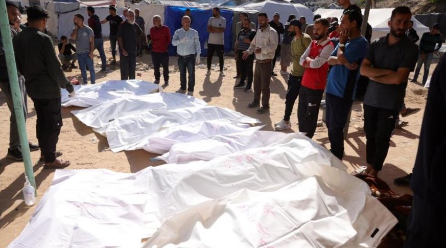La gente rodea cuerpos de sus seres queridos asesinados en ataques israelíes en un hospital