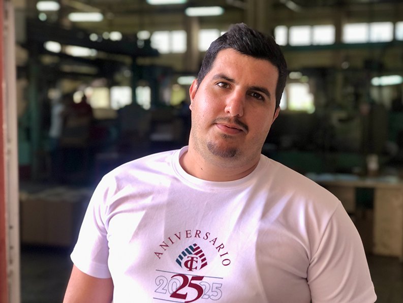 Los jóvenes en la Empresa de Cigarros Lázaro Peña son decisivos en el trabajo de la fábrica.