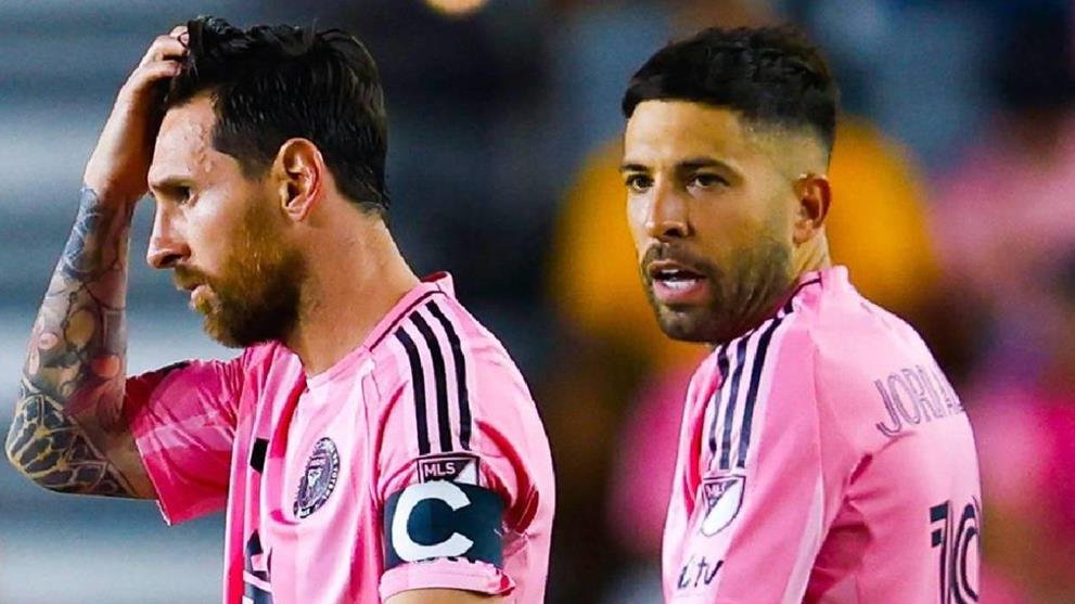 Futbolistas Leo Messi y Jordi Alba