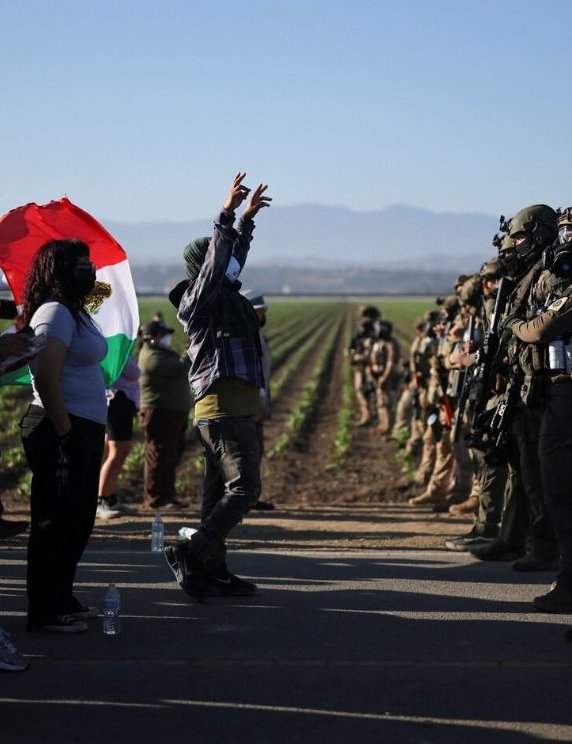 Agentes de ICE se enfrentan a manifestantes durante una redada en California