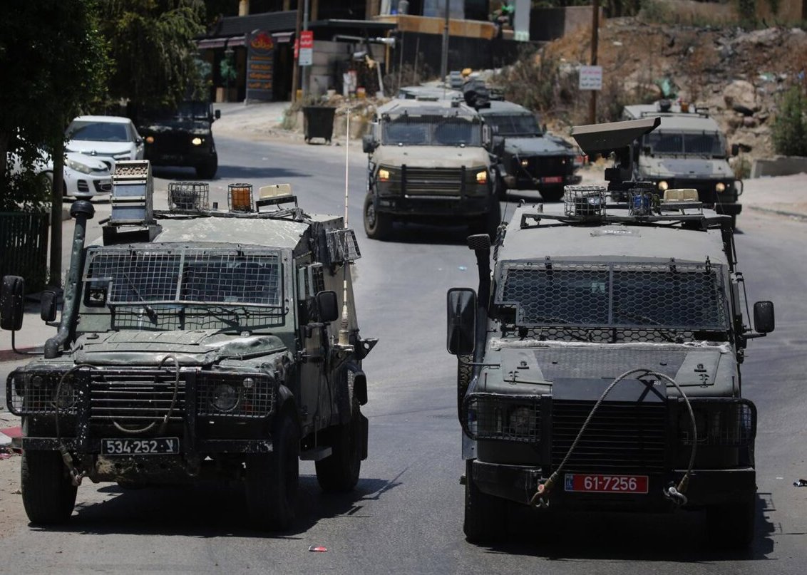 Vehículos militares israelíes en Nablus