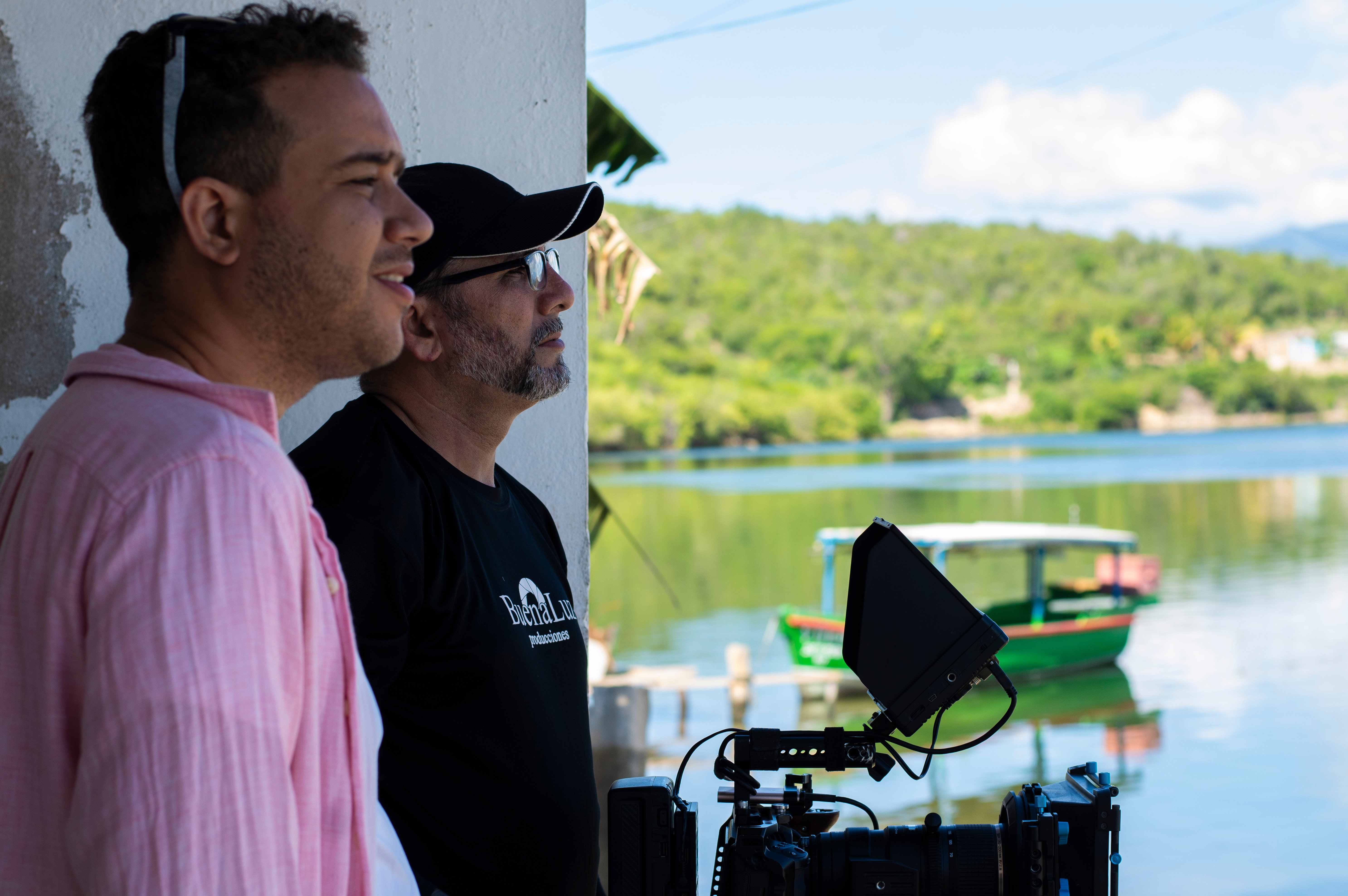 El prestigioso realizador Dayron Chang junto a Rubén Aja, director de fotografía, durante el rodaje de la serie