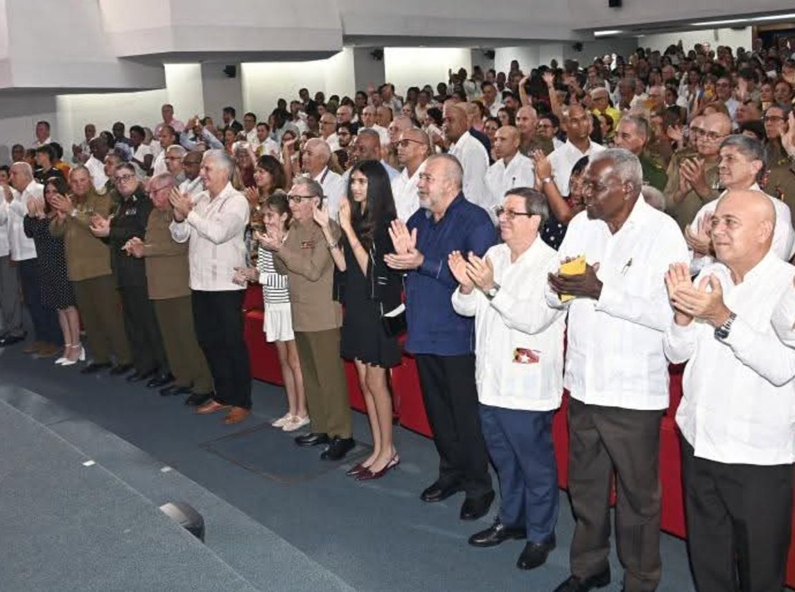 El General de Ejército Raúl Castro Ruz y el Presidente Miguel Díaz-Canel Bermúdez, junto a otros miembros del Buró Político, encabezaron clausura de la reunión anual de jefes y jefas de misiones diplomáticas de Cuba