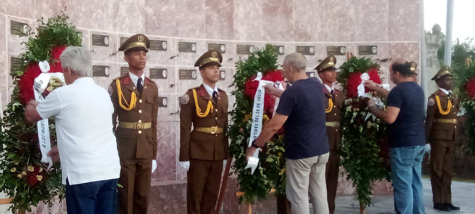 Ofrendas florales ante el Retablo a los Mártires