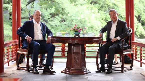 Lavrov intercambia con su homólogo chino
