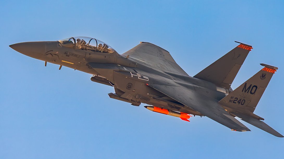 Un caza F15 lleva una bomba de prueba B61