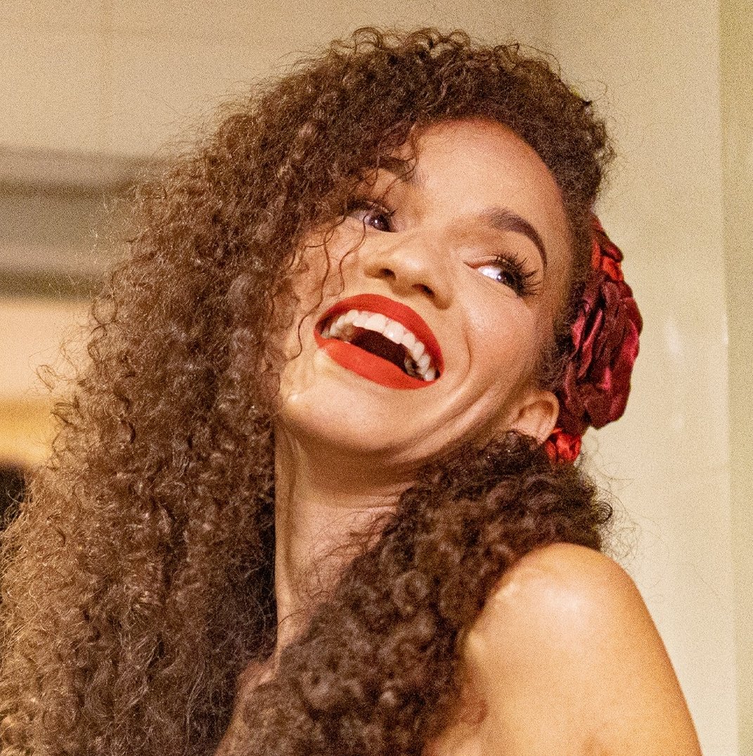 Estoy feliz, porque, a pesar de las difíciles circunstancias en que vivimos y a las que no escapamos los artistas, puedo seguir cantando, impulsando mi carrera y defendiendo la canción, afirma Annys
